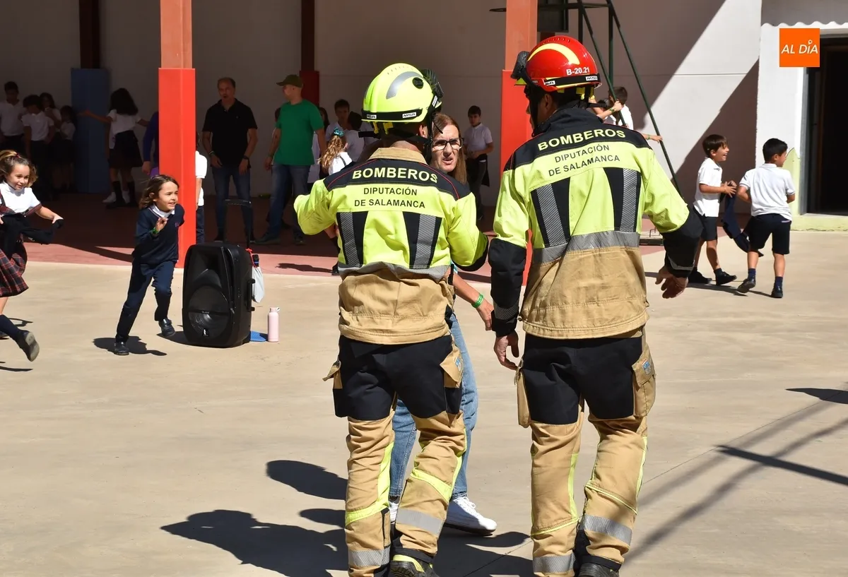 Foto 4 - Las avispas provocan la visita de los Bomberos a Misioneras en el primer d&iacute;a de clase