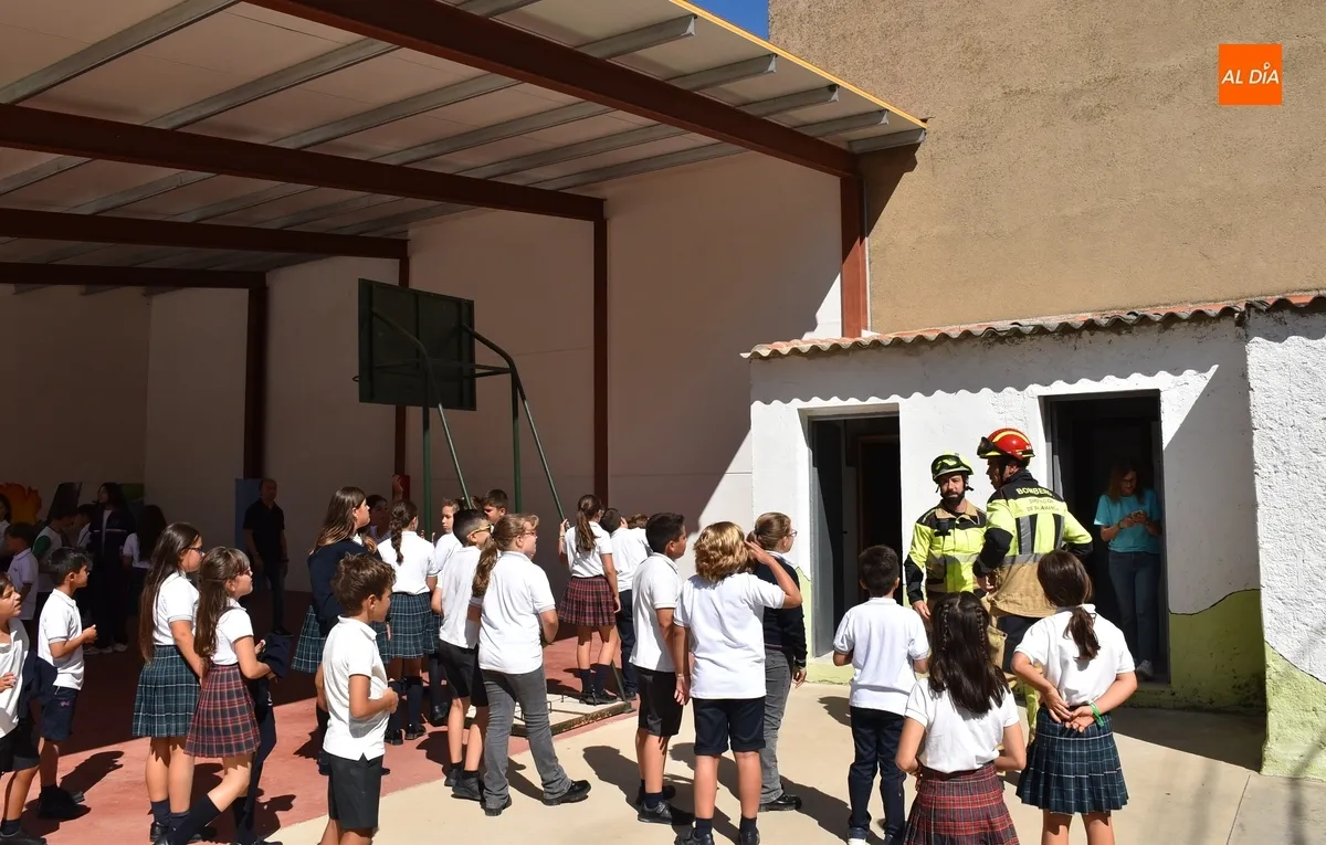 Foto 5 - Las avispas provocan la visita de los Bomberos a Misioneras en el primer d&iacute;a de clase