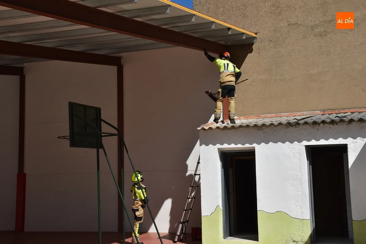 Foto 6 - Las avispas provocan la visita de los Bomberos a Misioneras en el primer d&iacute;a de clase