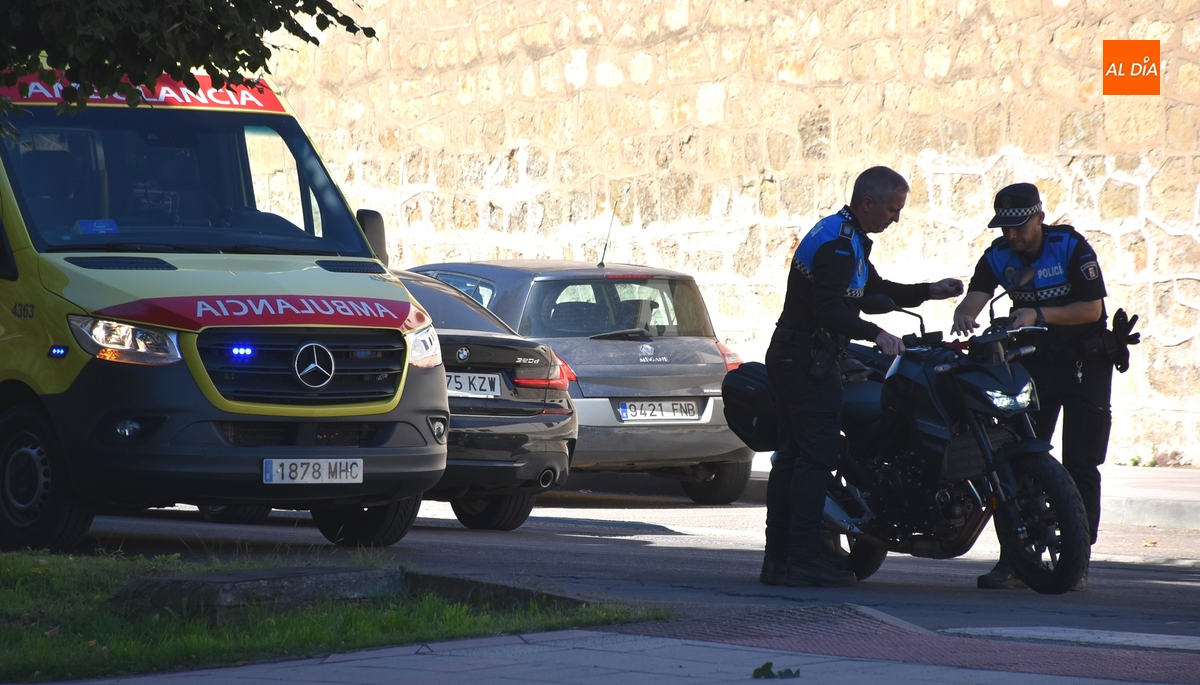 Un motorista resulta herido tras golpearle una furgoneta en la Avenida de Salamanca