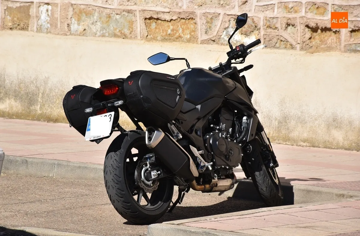 Foto 3 - Un motorista resulta herido tras golpearle una furgoneta en la Avenida de Salamanca