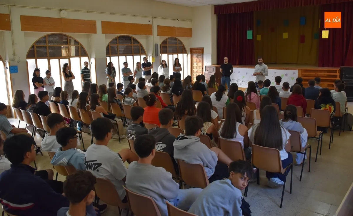 Foto 3 - Los alumnos de Secundaria de Misioneras-Santa Teresa conforman su propio arco&iacute;ris