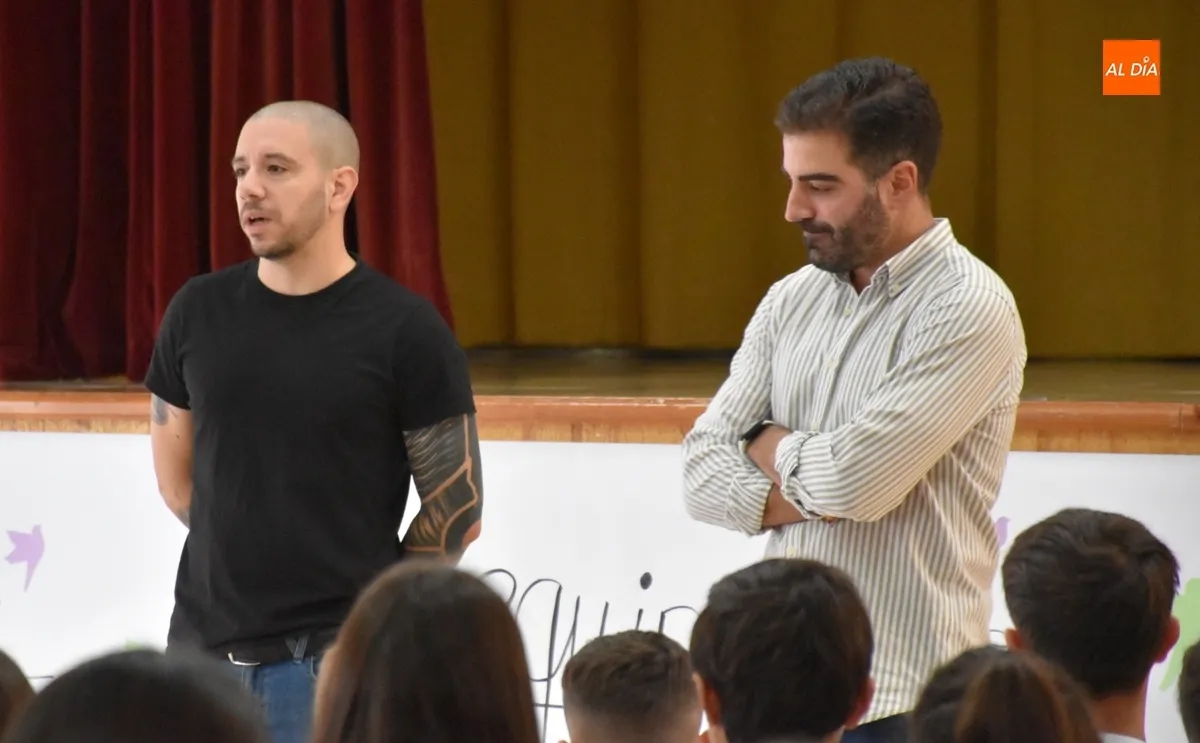 Foto 4 - Los alumnos de Secundaria de Misioneras-Santa Teresa conforman su propio arco&iacute;ris