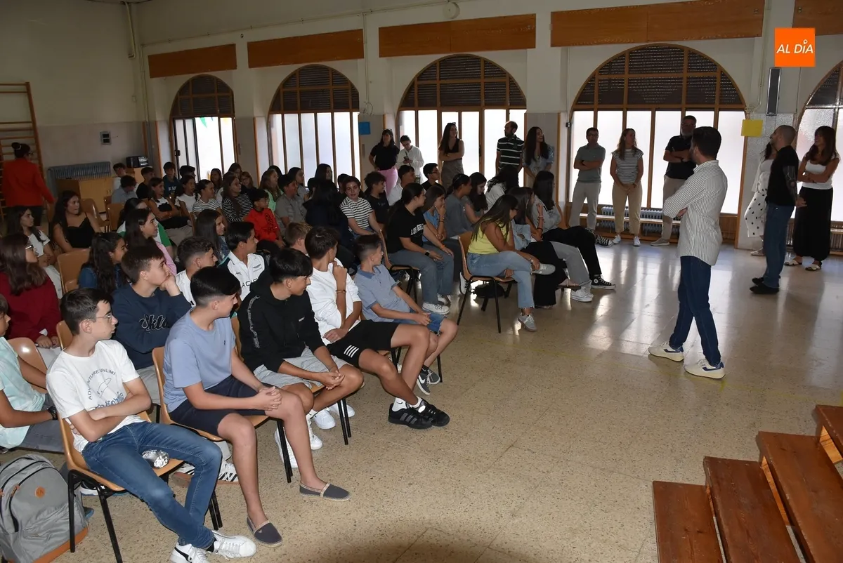 Foto 5 - Los alumnos de Secundaria de Misioneras-Santa Teresa conforman su propio arco&iacute;ris