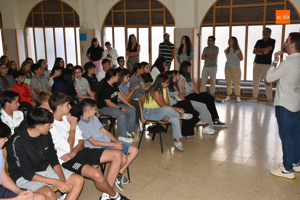 Foto 6 - Los alumnos de Secundaria de Misioneras-Santa Teresa conforman su propio arco&iacute;ris