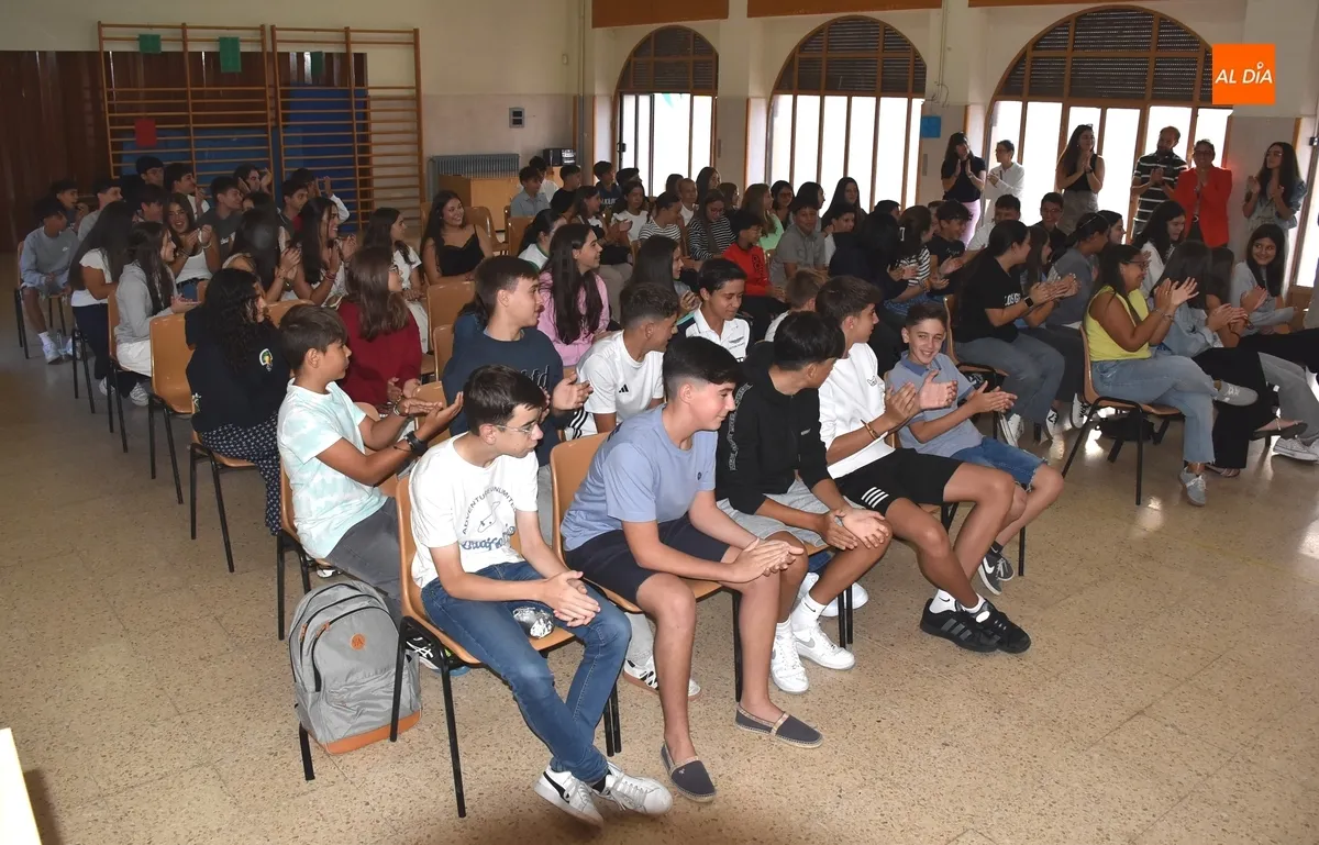 Foto 7 - Los alumnos de Secundaria de Misioneras-Santa Teresa conforman su propio arco&iacute;ris