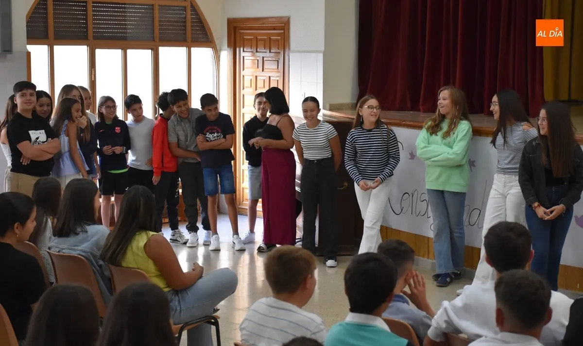 Foto 8 - Los alumnos de Secundaria de Misioneras-Santa Teresa conforman su propio arco&iacute;ris
