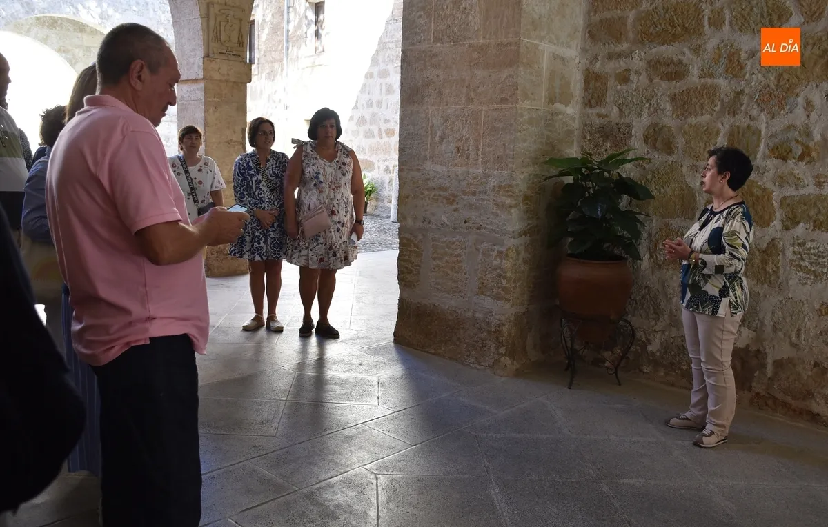 Foto 9 - Unas veinte personas descubren la zona noble del Palacio Episcopal