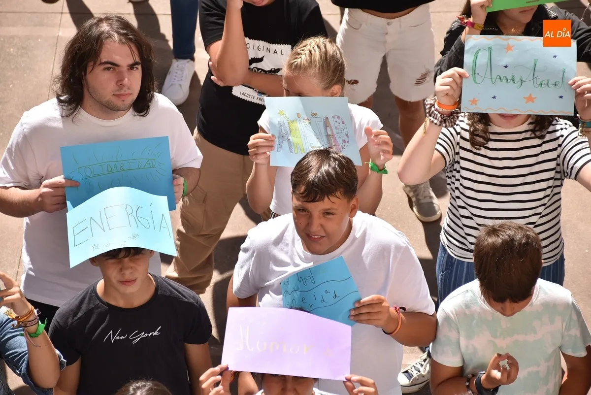 Foto 9 - Los alumnos de Secundaria de Misioneras-Santa Teresa conforman su propio arco&iacute;ris
