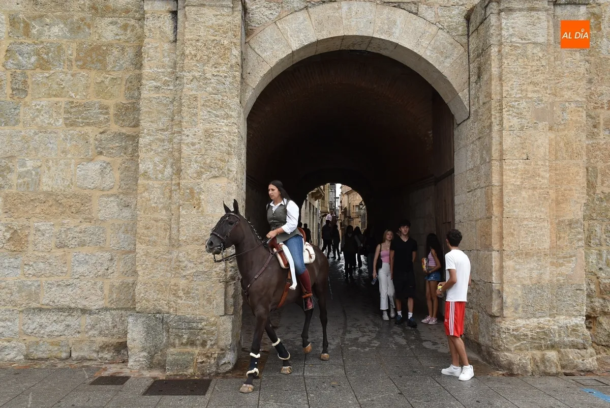 Foto 5 - Los caballistas se asientan en la pista de arena de la Plaza en otra tarde con visita de la lluvia