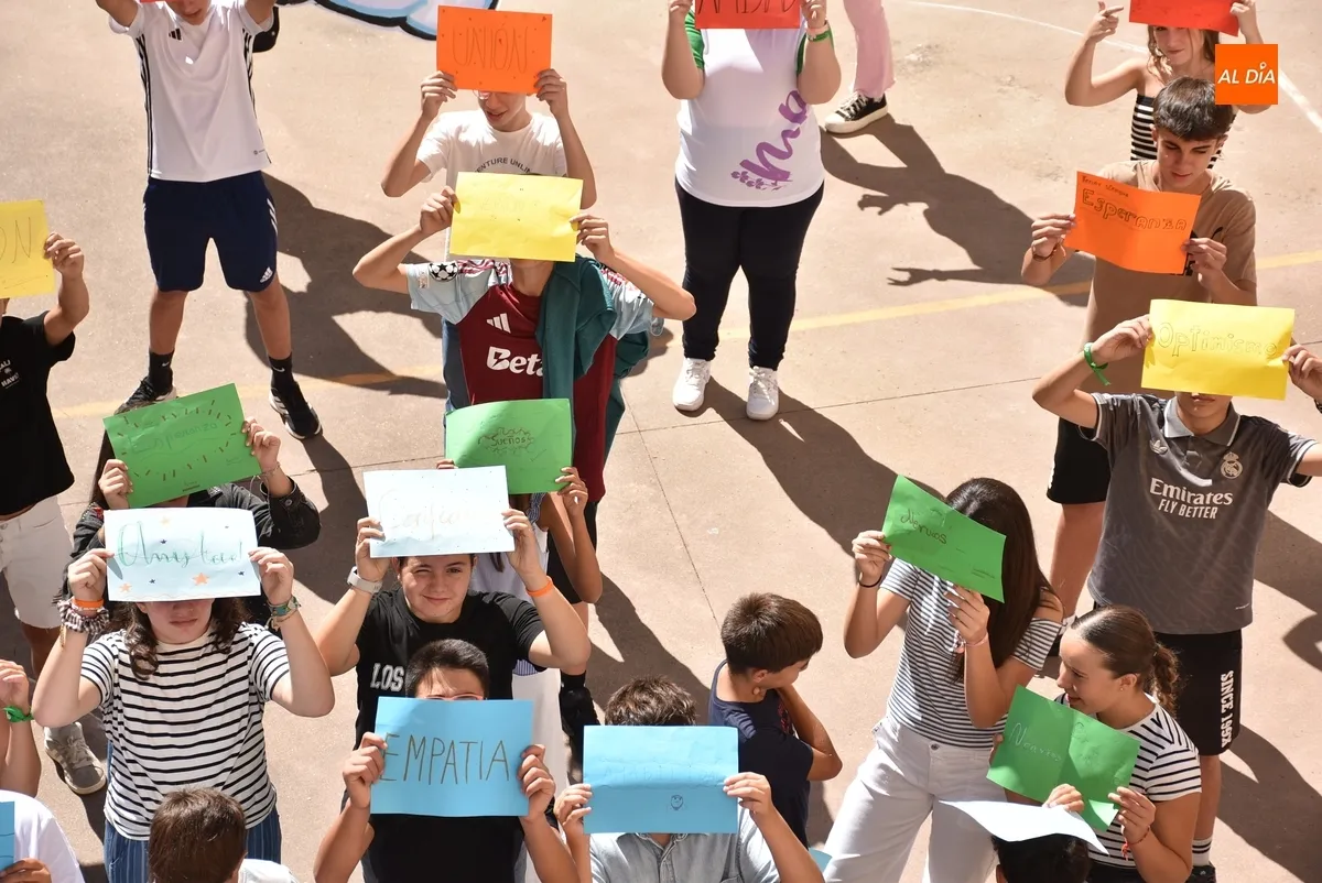 Foto 10 - Los alumnos de Secundaria de Misioneras-Santa Teresa conforman su propio arco&iacute;ris