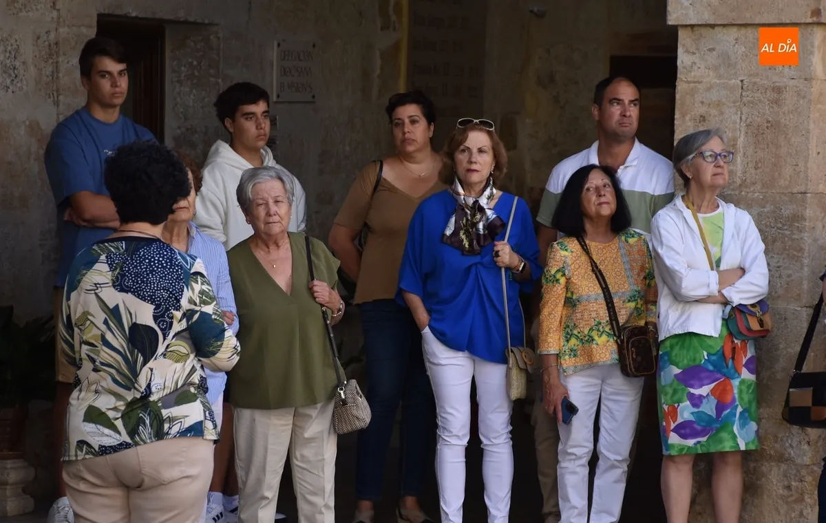 Foto 6 - Unas veinte personas descubren la zona noble del Palacio Episcopal
