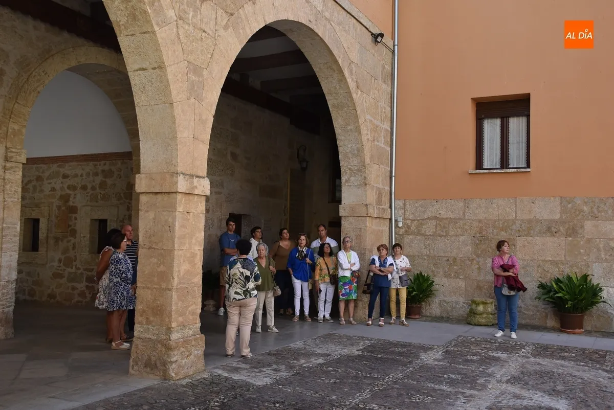 Foto 5 - Unas veinte personas descubren la zona noble del Palacio Episcopal