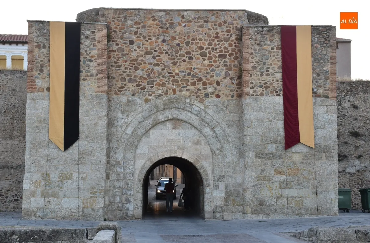 Foto 2 - Ciudad Rodrigo empieza a engalanarse para la Feria Medieval