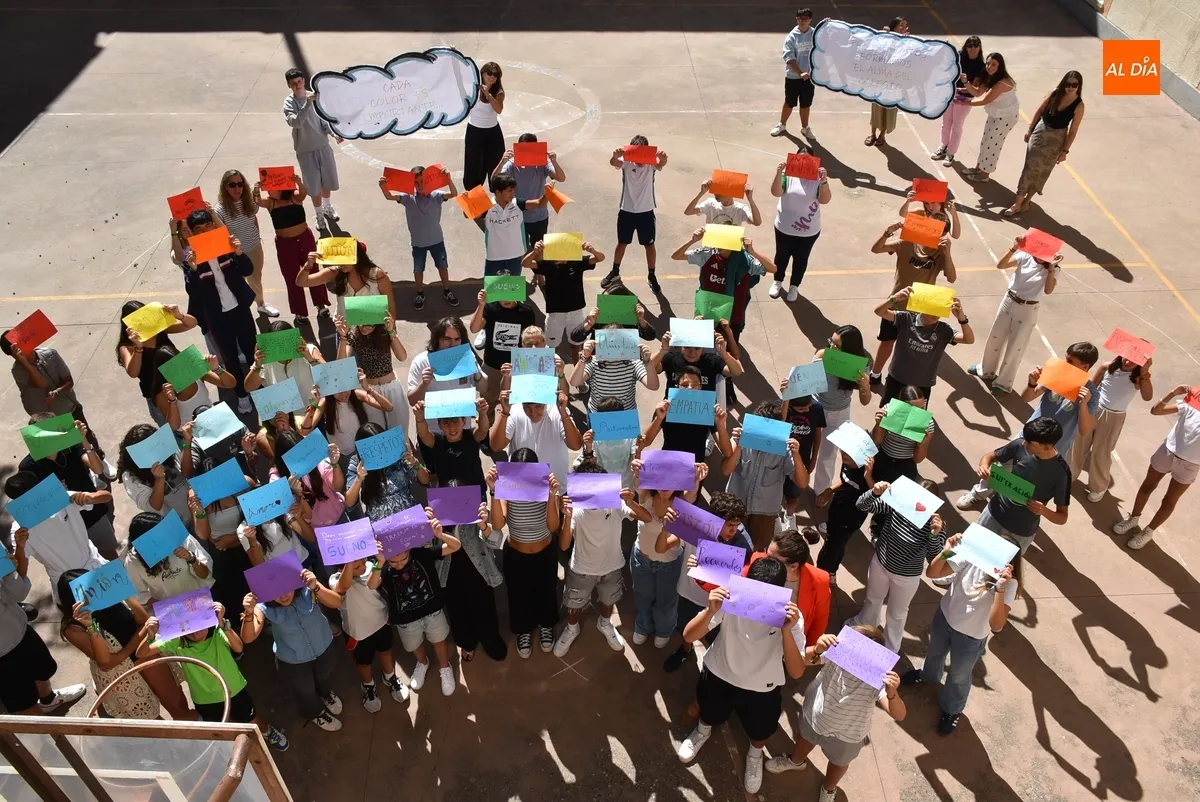 Foto 11 - Los alumnos de Secundaria de Misioneras-Santa Teresa conforman su propio arco&iacute;ris