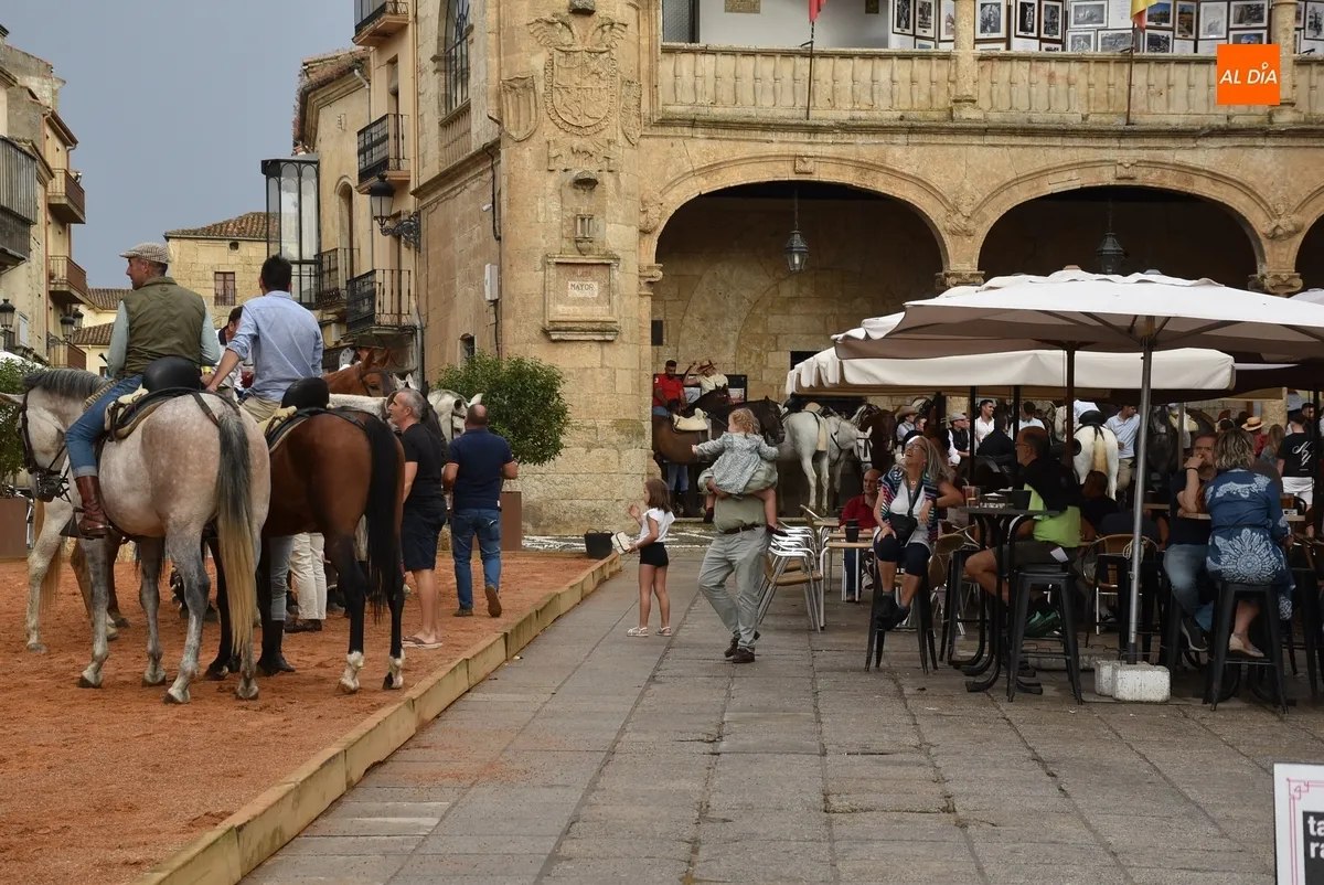 Foto 9 - Los caballistas se asientan en la pista de arena de la Plaza en otra tarde con visita de la lluvia