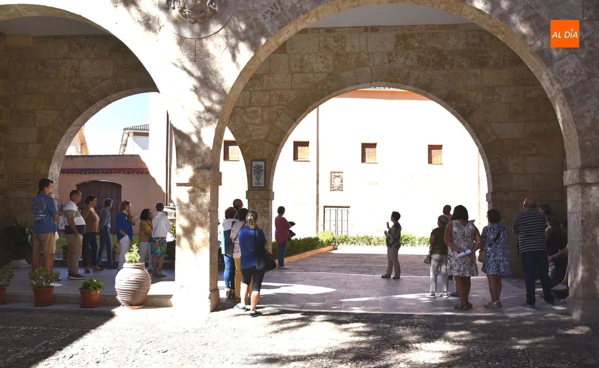 Foto 3 - Unas veinte personas descubren la zona noble del Palacio Episcopal