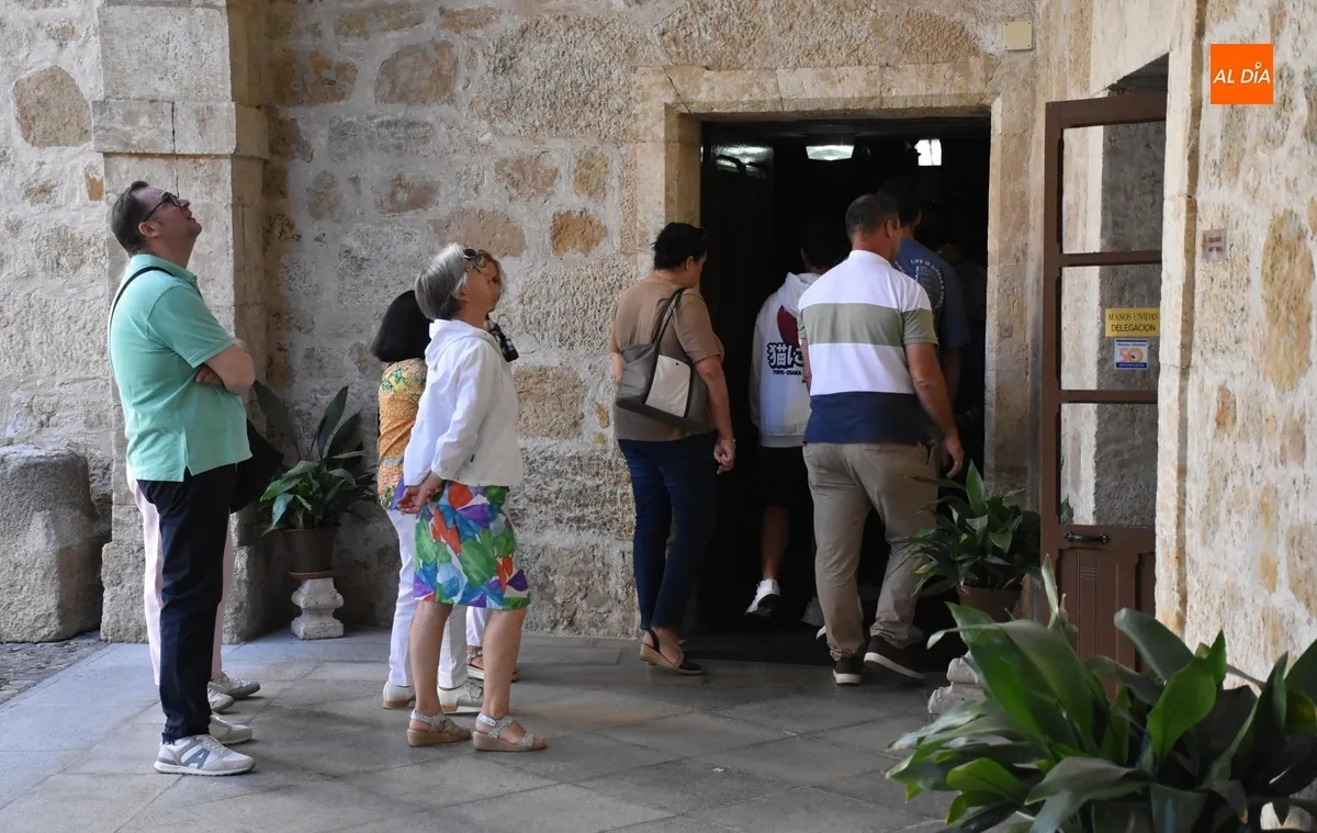 Foto 2 - Unas veinte personas descubren la zona noble del Palacio Episcopal