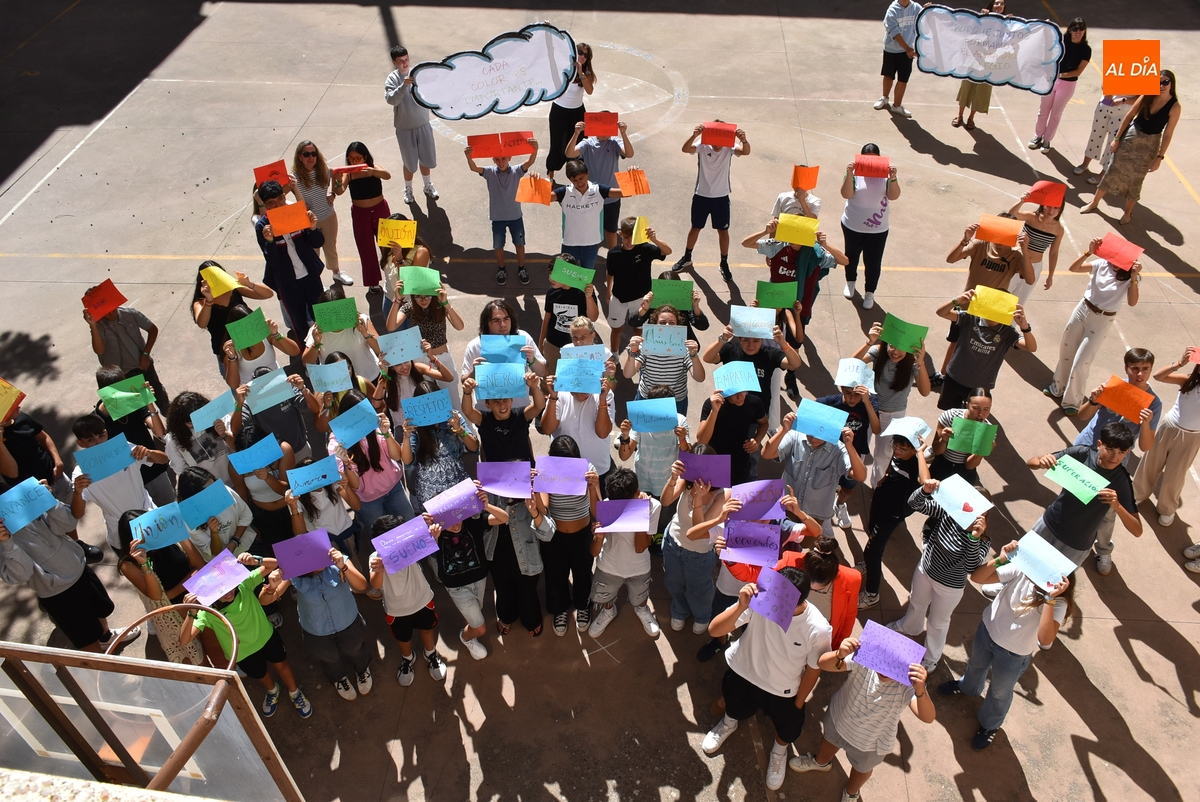 Los alumnos de Secundaria de Misioneras-Santa Teresa conforman su propio arcoíris