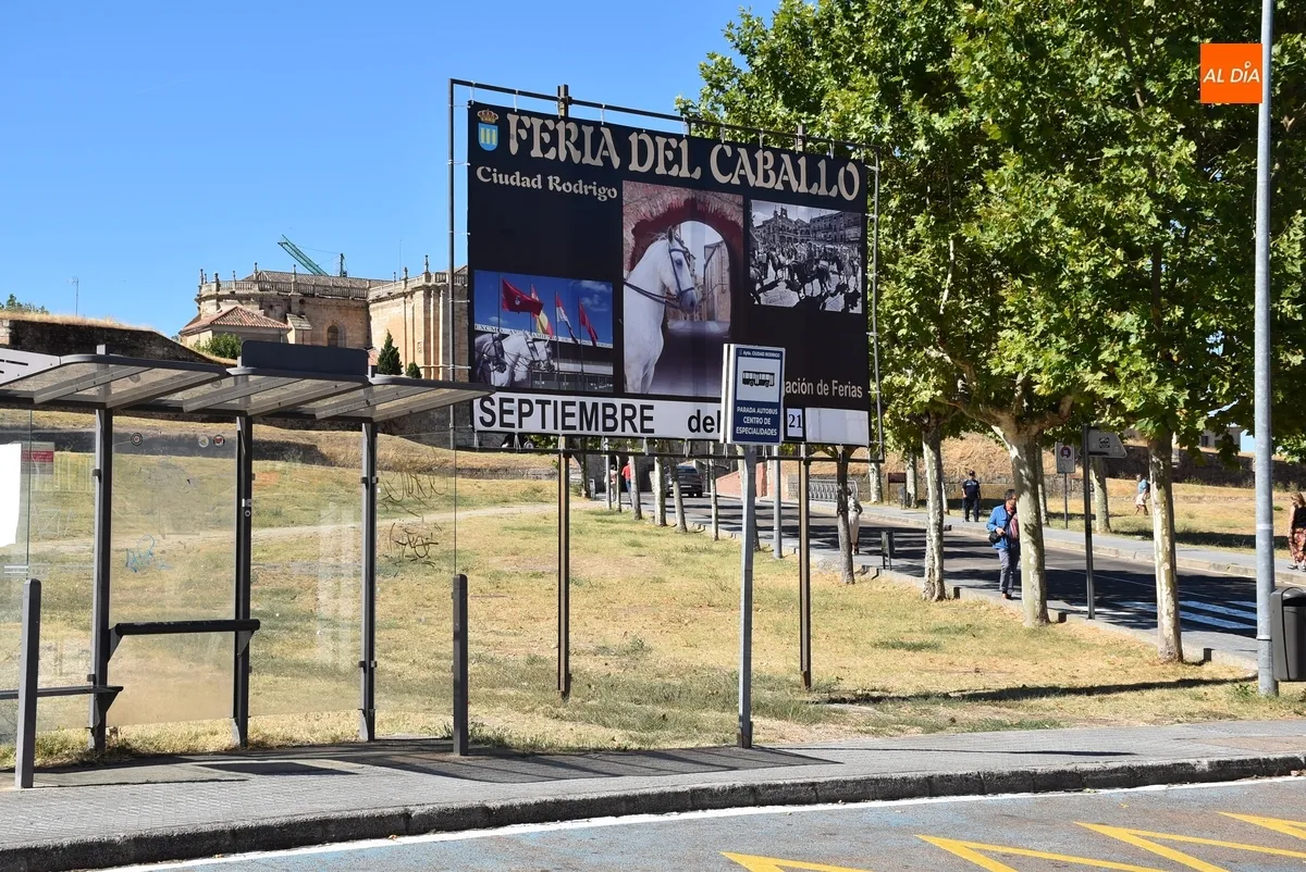 Foto 4 - Dispuesta la pancarta promocional de la inminente Feria del Caballo