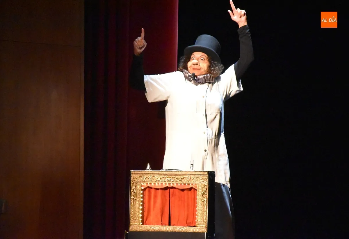 Foto 2 - Eugenia Manzanera gana el Premio Provincia a Escena de la Feria de Teatro 2025