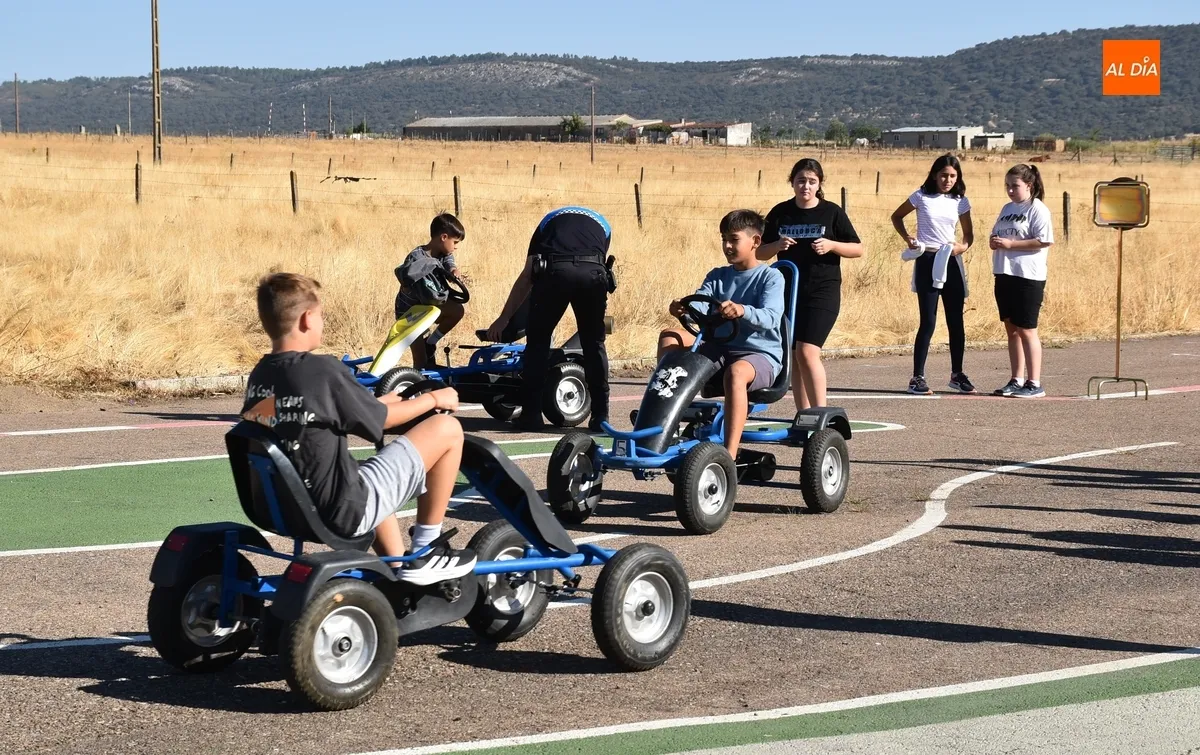 Foto 2 - Alumnos del Colegio Mir&oacute;briga se suben a karts a pedales por la Semana de la Movilidad