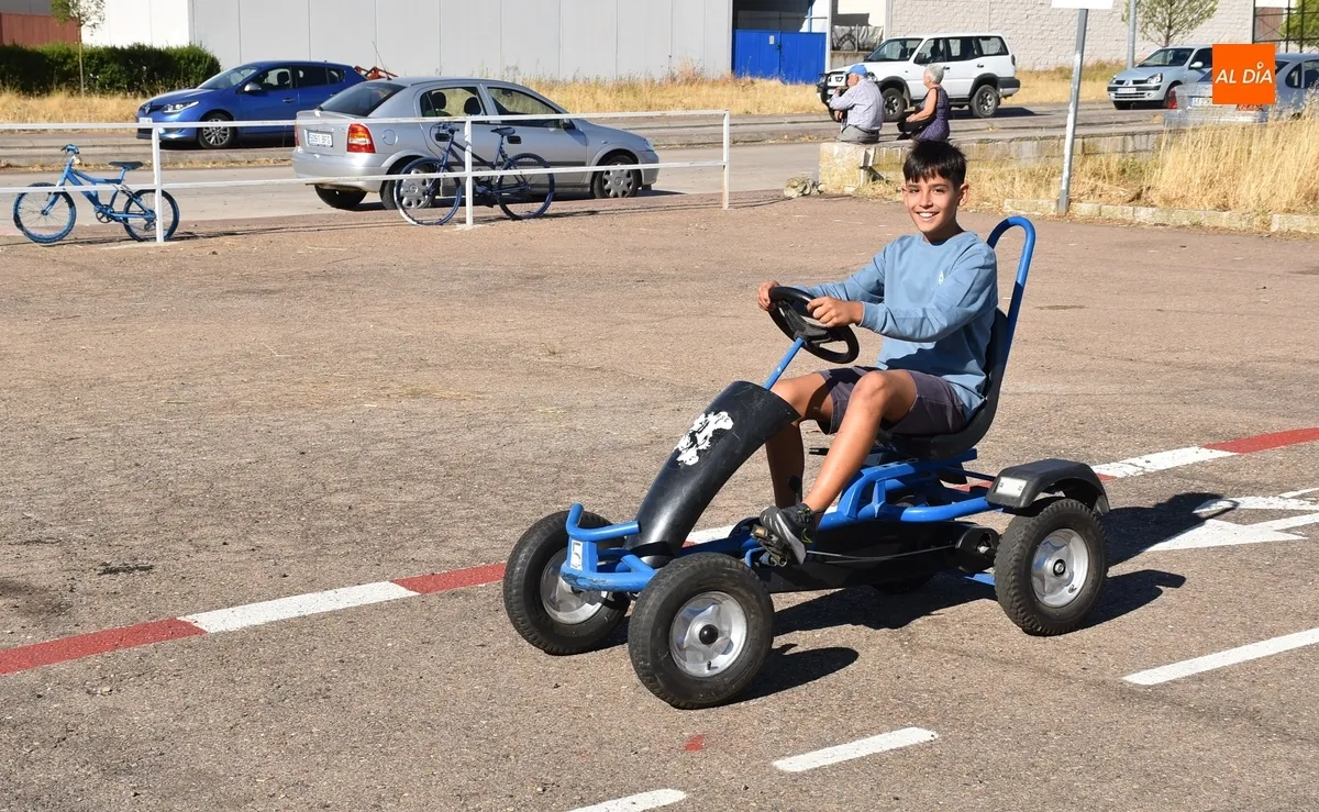 Foto 3 - Alumnos del Colegio Mir&oacute;briga se suben a karts a pedales por la Semana de la Movilidad