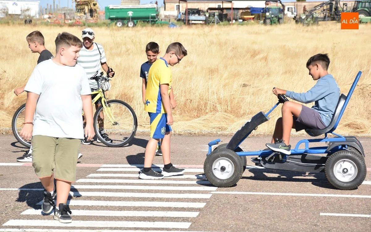 Foto 7 - Alumnos del Colegio Mir&oacute;briga se suben a karts a pedales por la Semana de la Movilidad