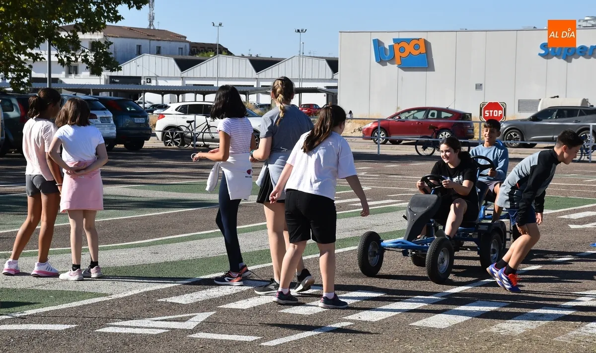 Foto 10 - Alumnos del Colegio Mir&oacute;briga se suben a karts a pedales por la Semana de la Movilidad