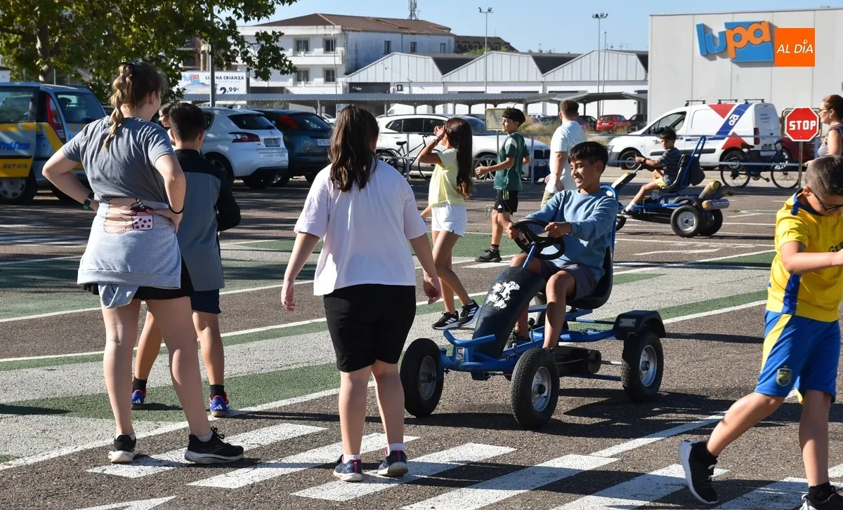 Foto 11 - Alumnos del Colegio Mir&oacute;briga se suben a karts a pedales por la Semana de la Movilidad