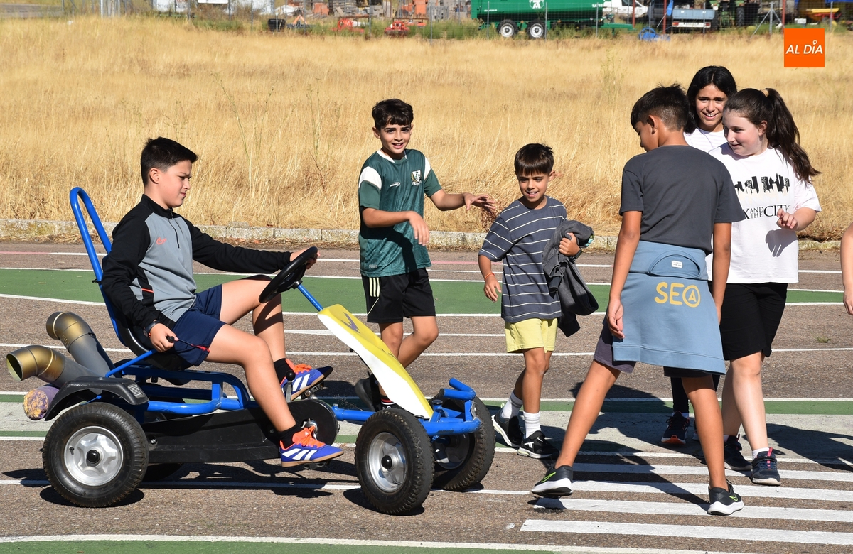 Alumnos del Colegio Miróbriga se suben a karts a pedales por la Semana de la Movilidad