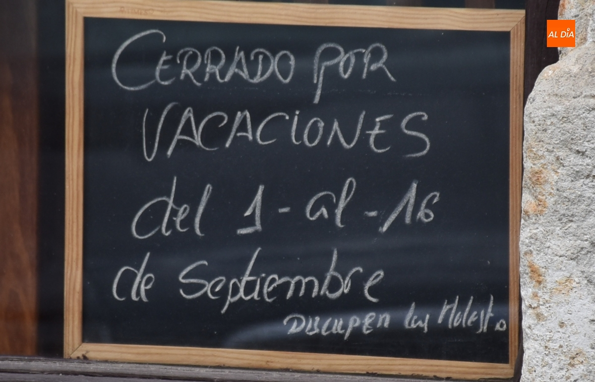 Los centros educativos reabren sus puertas mientras unos cuantos comercios se marchan de vacaciones