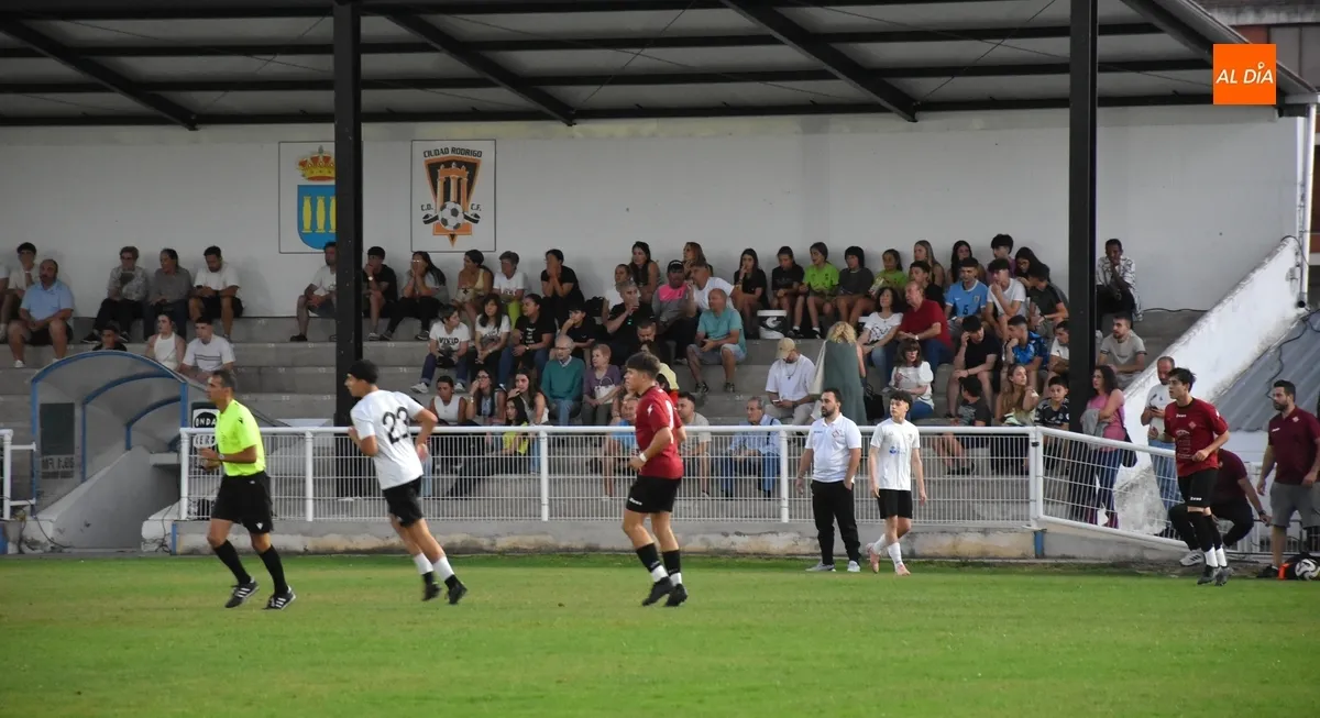 Foto 2 - La UD Mirobrigense se adjudica la 1&ordf; edici&oacute;n de su Trofeo gracias a un doblete de Fran Sastre