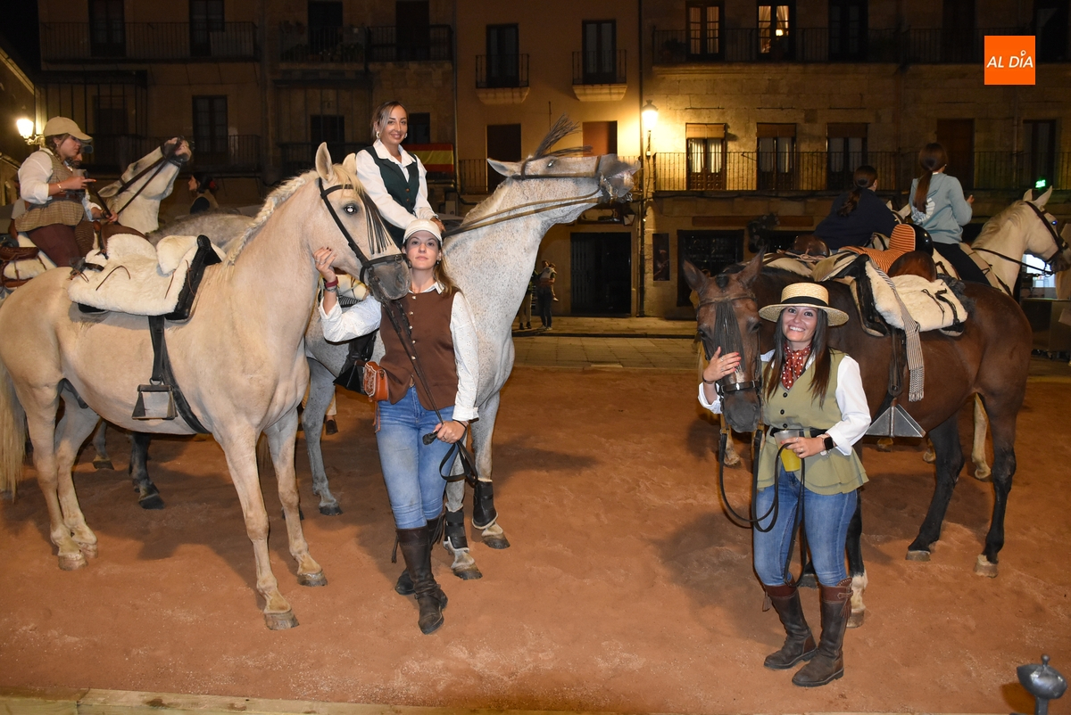 Los caballistas se asientan en la pista de arena de la Plaza en otra tarde con visita de la lluvia