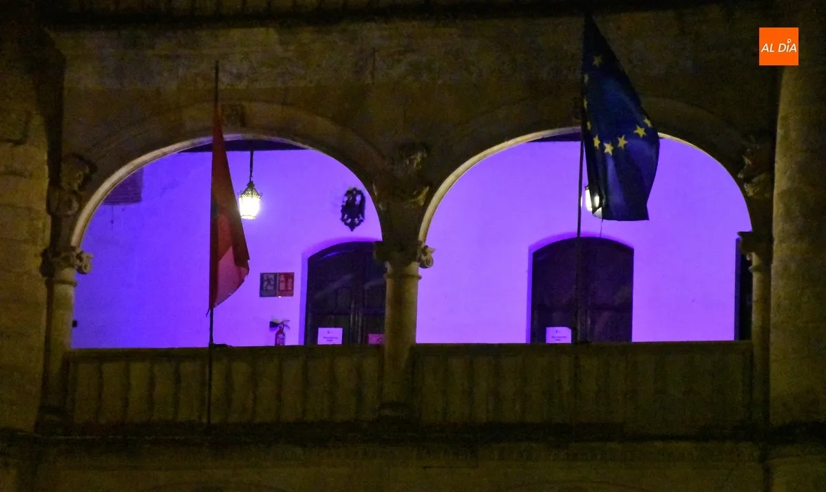 Foto 4 - La Casa Consistorial y el Sol del Sistema Solar lucen de morado contra el Alzheimer