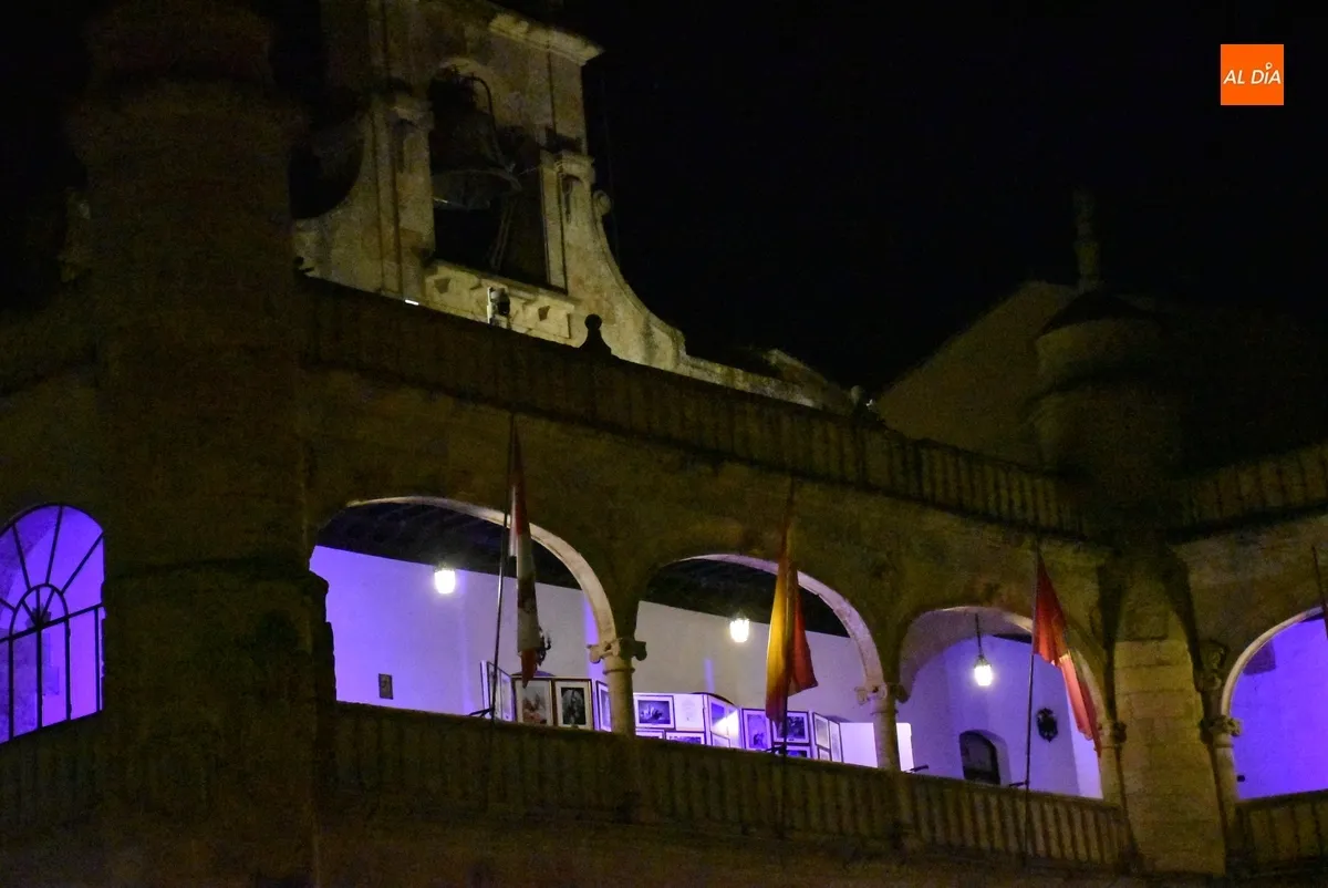Foto 3 - La Casa Consistorial y el Sol del Sistema Solar lucen de morado contra el Alzheimer