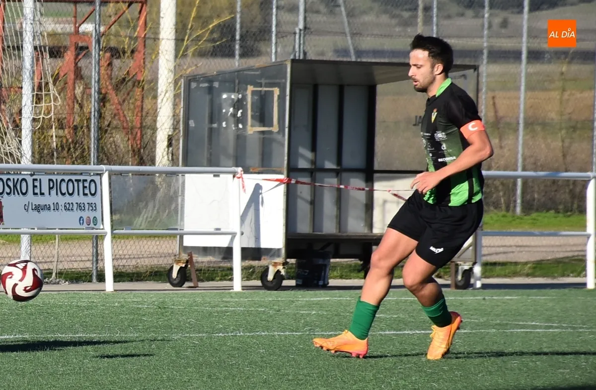 Foto 3 - El Ciudad Rodrigo, que ya tiene d&iacute;a y hora de debut, ficha al Pichichi de la Provincial 24/25