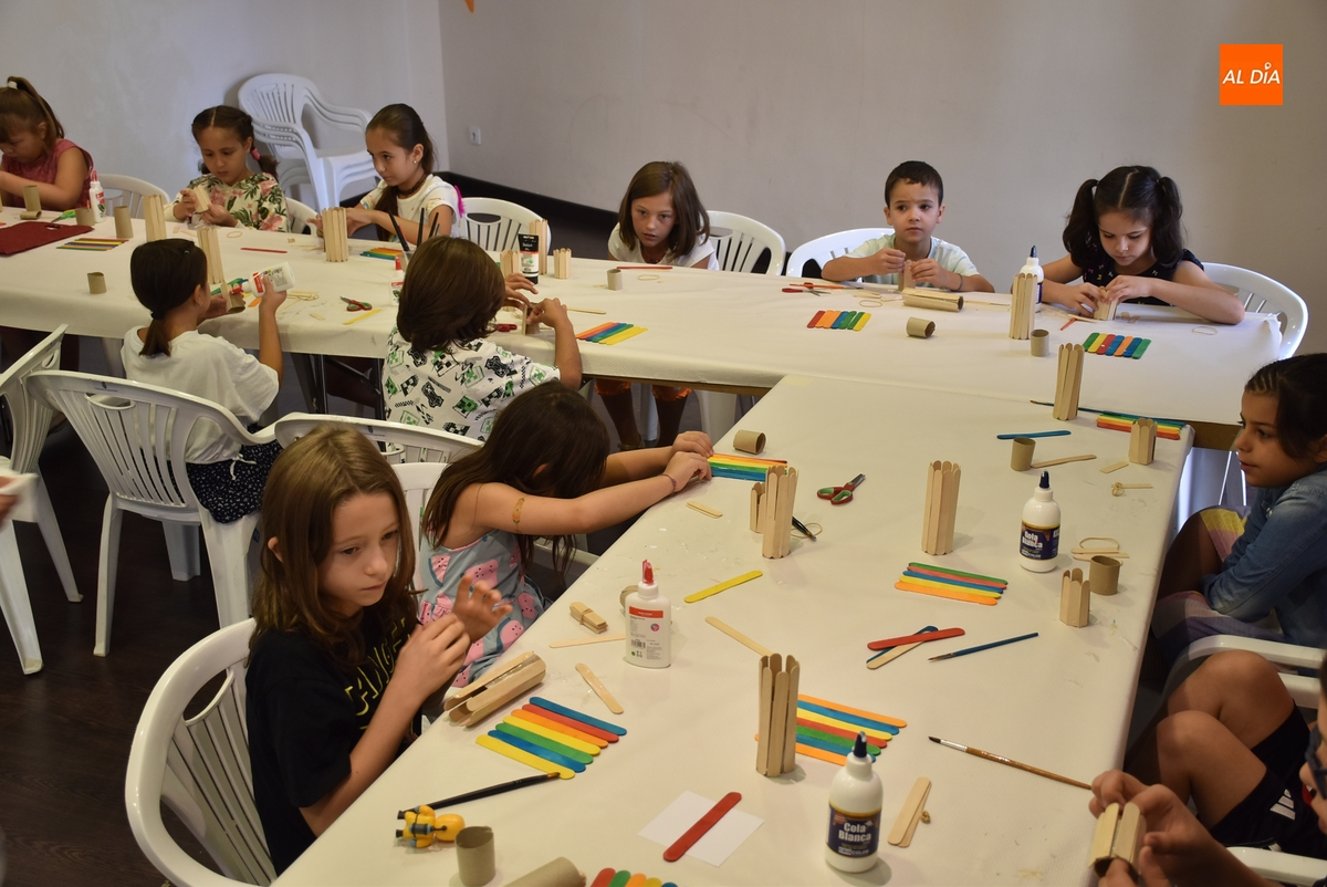 Una veintena de niñ@s se animan a crear cubitos para sus rotus