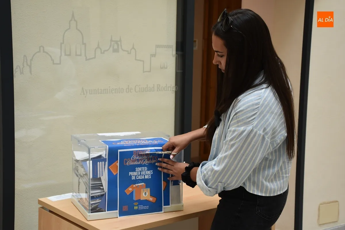 Foto 3 - Cuatro mujeres ganan los bonos del primer sorteo de &lsquo;Consume en Ciudad Rodrigo&rsquo;