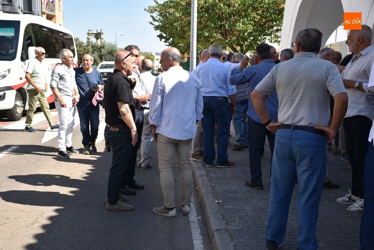 Foto 2 - Unos 80 veteranos de distintas &eacute;pocas del Ciudad Rodrigo CF viven una jornada de confraternizaci&oacute;n