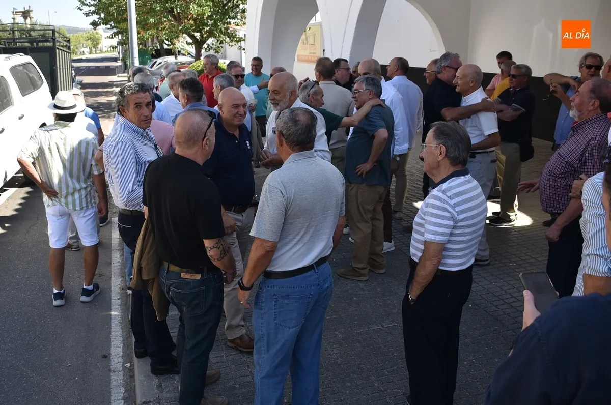 Foto 3 - Unos 80 veteranos de distintas &eacute;pocas del Ciudad Rodrigo CF viven una jornada de confraternizaci&oacute;n
