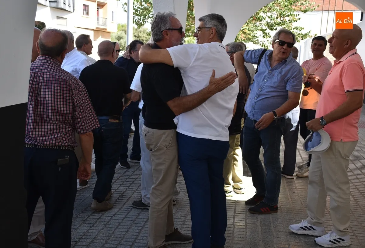 Foto 4 - Unos 80 veteranos de distintas &eacute;pocas del Ciudad Rodrigo CF viven una jornada de confraternizaci&oacute;n