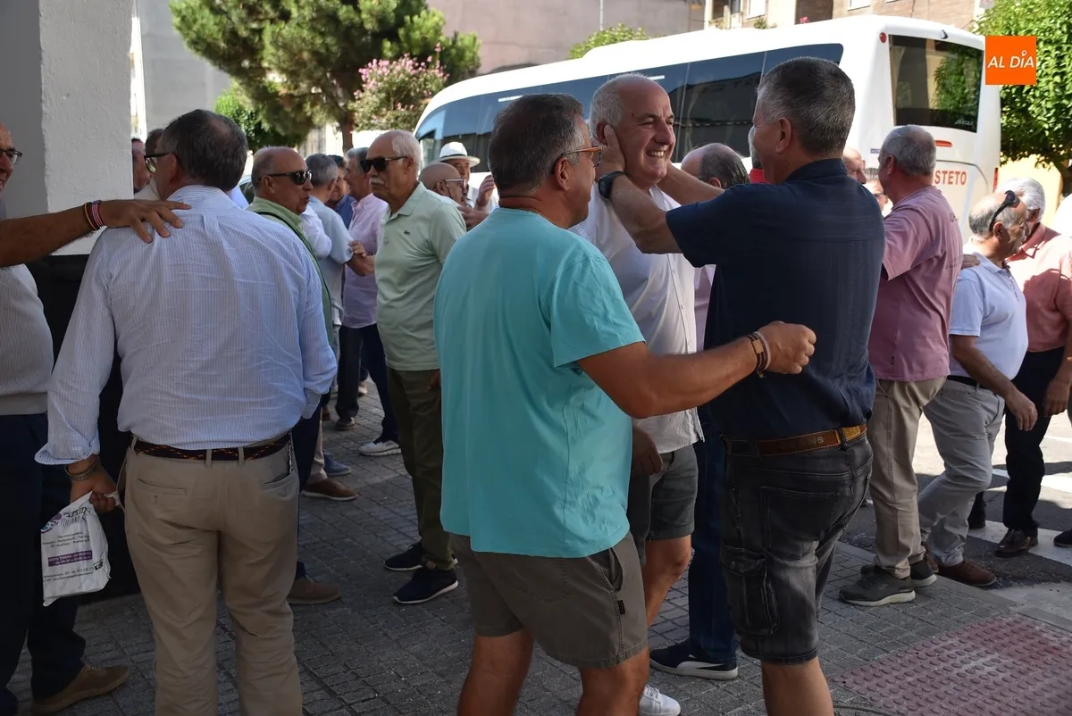 Foto 6 - Unos 80 veteranos de distintas &eacute;pocas del Ciudad Rodrigo CF viven una jornada de confraternizaci&oacute;n