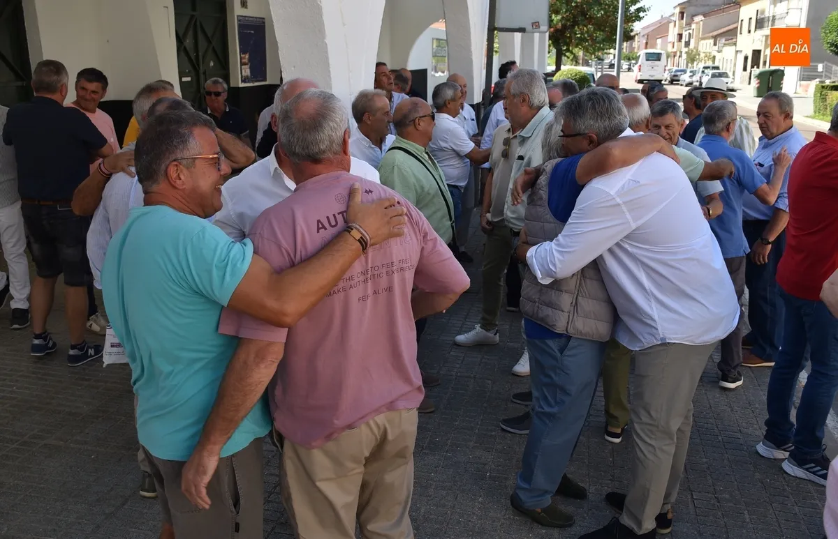 Foto 7 - Unos 80 veteranos de distintas &eacute;pocas del Ciudad Rodrigo CF viven una jornada de confraternizaci&oacute;n