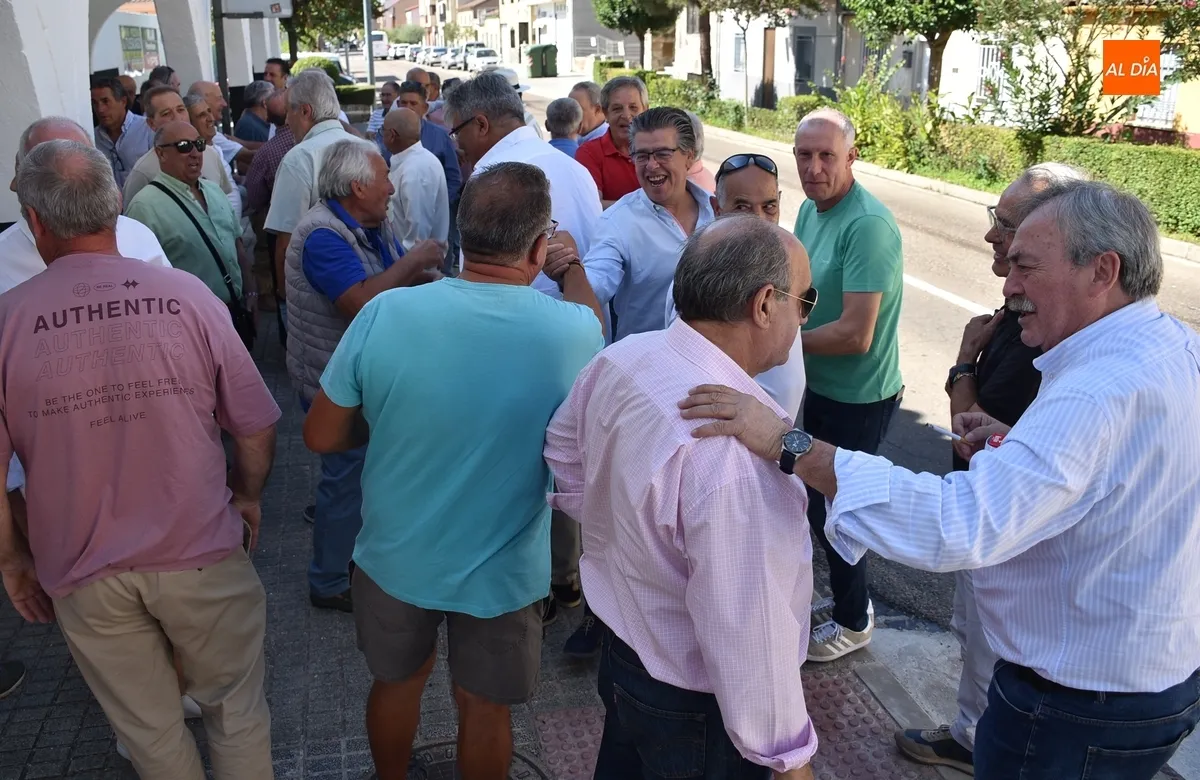 Foto 8 - Unos 80 veteranos de distintas &eacute;pocas del Ciudad Rodrigo CF viven una jornada de confraternizaci&oacute;n