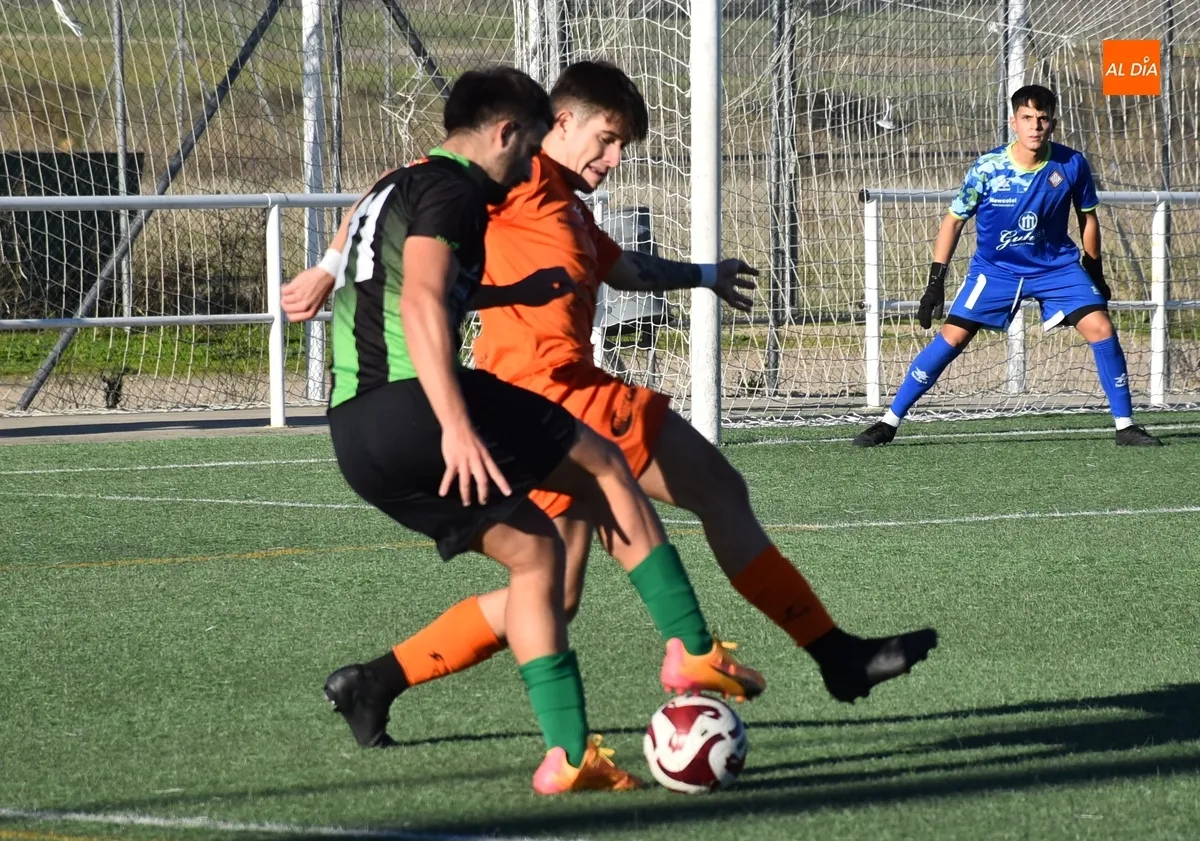 Foto 2 - El Ciudad Rodrigo, que ya tiene d&iacute;a y hora de debut, ficha al Pichichi de la Provincial 24/25