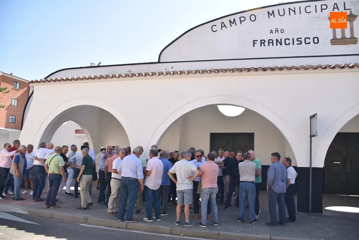 Foto 10 - Unos 80 veteranos de distintas &eacute;pocas del Ciudad Rodrigo CF viven una jornada de confraternizaci&oacute;n
