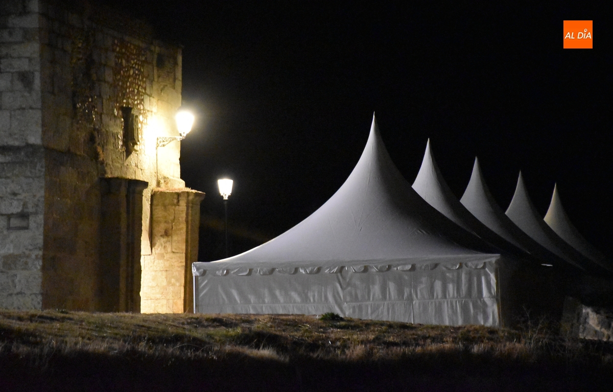 Levantadas la gran carpa de Bolonia y las carpas-jaimas del Registro