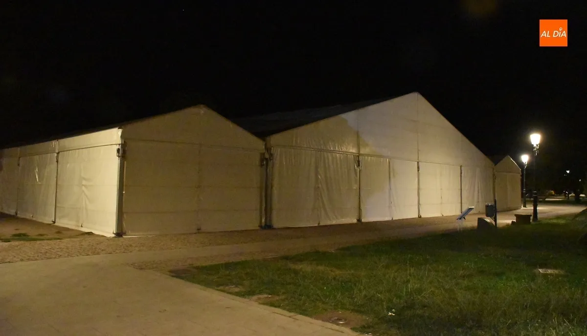 Foto 5 - Levantadas la gran carpa de Bolonia y las carpas-jaimas del Registro