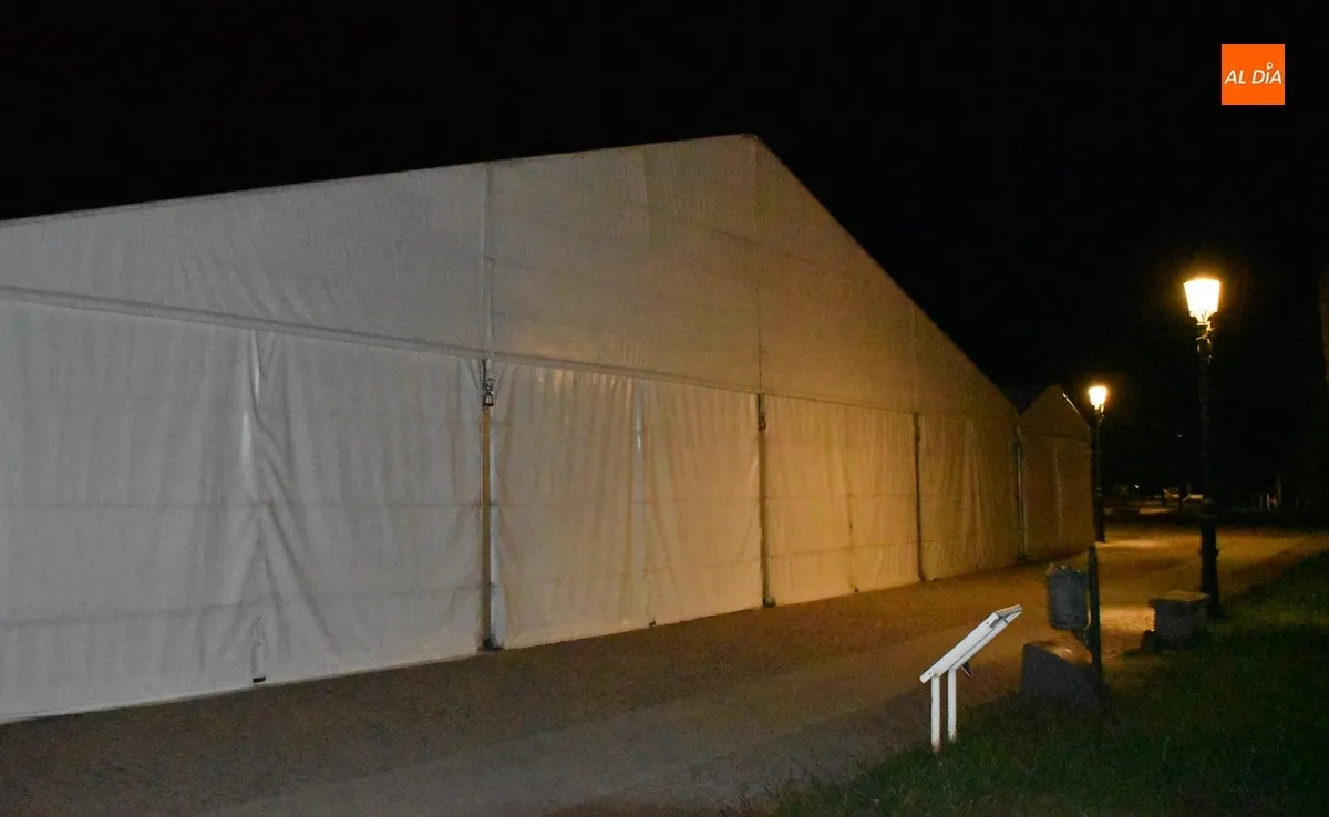 Foto 6 - Levantadas la gran carpa de Bolonia y las carpas-jaimas del Registro
